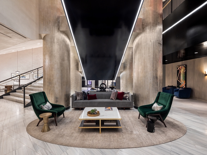 a bench sits in the middle of a room
