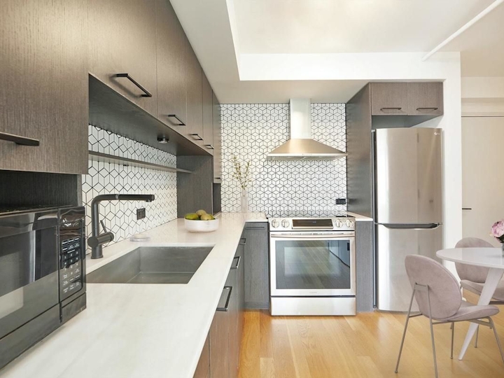101 E 10th St